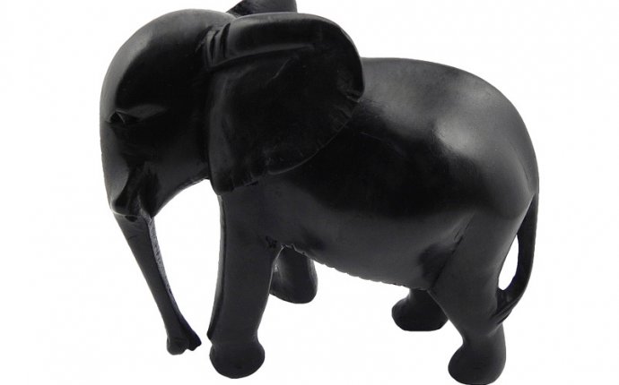 Фигурка Слон с опущенным хоботом из черного дерева
