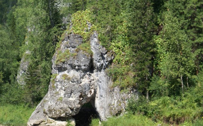 Каменная арка Пьющий слон -Шорский национальный парк