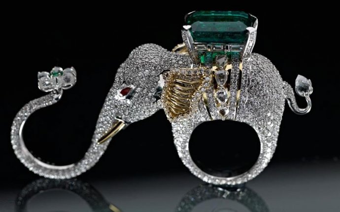 Слон с бриллиантами и изумрудом