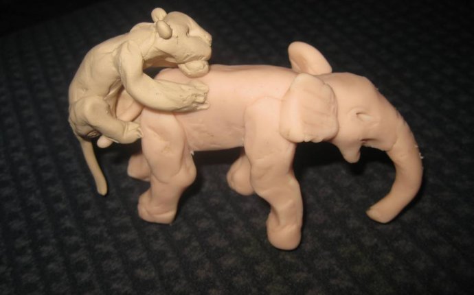 Статуэтка : мегера терзающая свежее мясо слона-младенца. Автор
