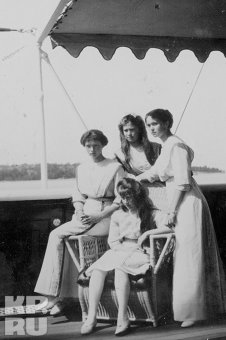 1914 год. Царская семья традиционно отправилась в летнее путешествие по Черному морю на яхте «Штандарт». Но фотографии: великие княжны Татьяна, Мария, Ольга, (слева - направо) и Анастасия (в центре).