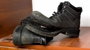 Старые изодранные ботинки