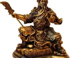 Талисман Фэн шуй Гуань Гун – когда-то являлся богом войны, но постепенно превратился в бога-защитника. Если Гуань Гун охраняет ваш дом- то вам ничего не угрожает.